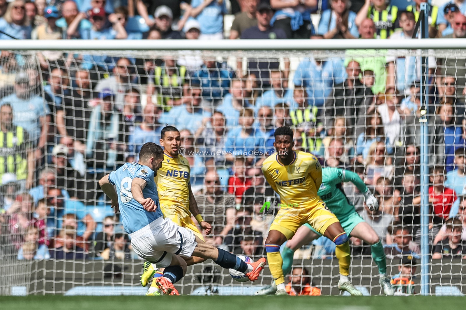 Mateo KovaÄiÄ‡ of Manchester City scores to make it 3-2 during the Premier League match Manchester City vs Crystal Palace at Etihad Stadium, Manchester, United Kingdom, 12th April 2025

(Photo by Mark Cosgrove/News Images)