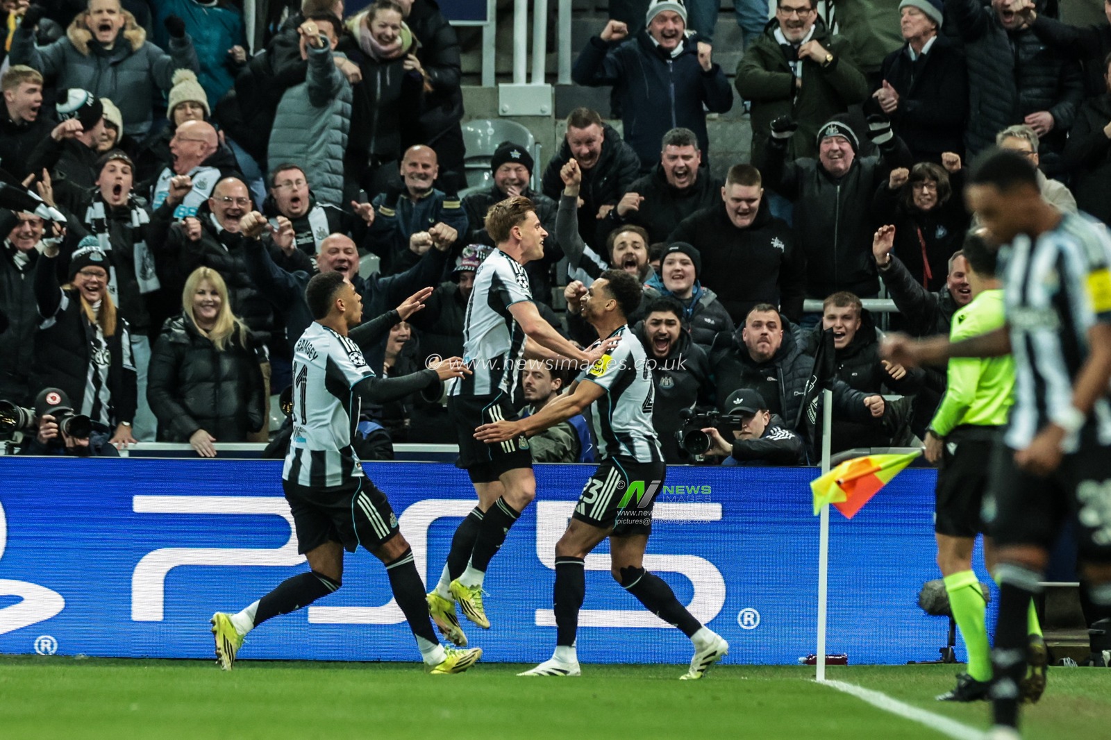 Harvey Barnes of Newcastle Untied celebrates his goal to make it 1-0 during the UEFA Champions League Last 16 match Newcastle Untied vs Barcelona at St. James's Park, Newcastle, United Kingdom on 10 March 2026

(Photo by Mark Cosgrove/News Images)