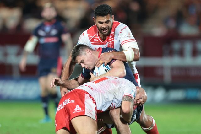 Jack Welsby of St. Helens is tackled by Dean Hadley of Hull KR and Rhyse Martin of Hull KR during the Betfred Super League Round 24 match Hull KR vs St Helens at Sewell Group Craven Park, Kingston upon Hull, United Kingdom, 29th August 2025

(Photo by Mark Cosgrove/News Images)