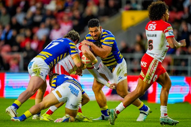 Toafofoa Sipley of Warrington Wolves battles for the ball with Shane Wright of St Helens R.F.C. during the Betfred Super League round 14 match St Helens vs Warrington Wolves at The BrewDog Stadium, St Helens, United Kingdom on 11 June 2026

(Photo by Maynard Manyowa/News Images)
