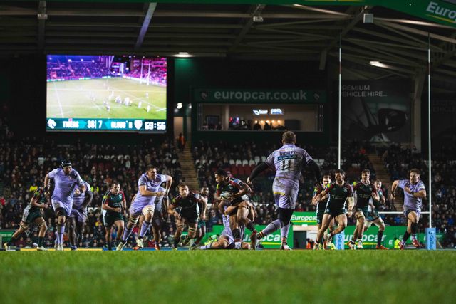 Ollie Thorley of Gloucester Rugby watches Solomone Kata of Leicester Tigers make a break during the Gallagher Premiership match Leicester Tigers vs Gloucester Rugby at Mattioli Woods Welford Road Stadium, Leicester, United Kingdom, 19th December 2025

(Photo by Craig Evans/News Images)

*** GER AUT SUI OUT ***