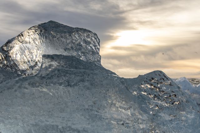 Small Iceberg's washed up on Diamond Beach that float down the river from JÃ¶kulsÃ¡rlÃ³n Glacial Lake , JÃ¶kulsÃ¡rlÃ³n, Iceland, 25th March 2025

(Photo by Alfie Cosgrove/News Images)