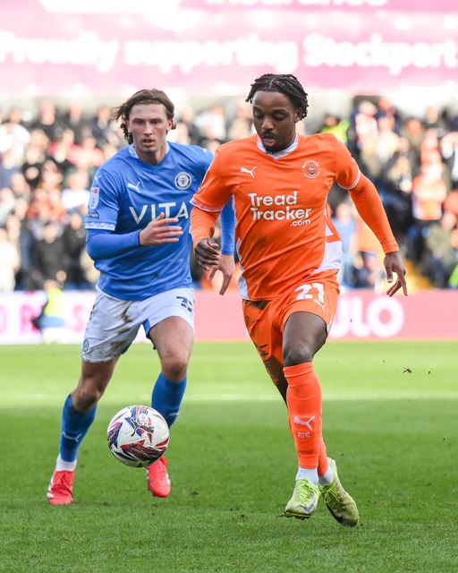 Niall Ennis of Blackpool makes a break with the ball during the Sky Bet League 1 match Stockport County vs Blackpool at Edgeley Park Stadium, Stockport, United Kingdom, 1st March 2025

(Photo by Craig Thomas/News Images)
