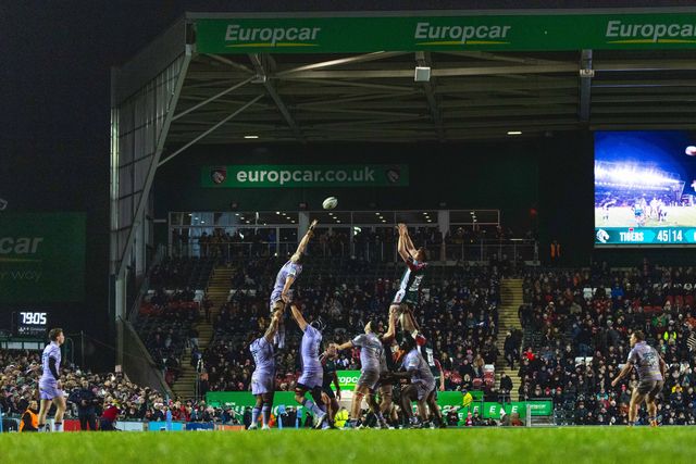 Both teams fight for possession during the line out during the Gallagher Premiership match Leicester Tigers vs Gloucester Rugby at Mattioli Woods Welford Road Stadium, Leicester, United Kingdom, 19th December 2025

(Photo by Craig Evans/News Images)

*** GER AUT SUI OUT ***