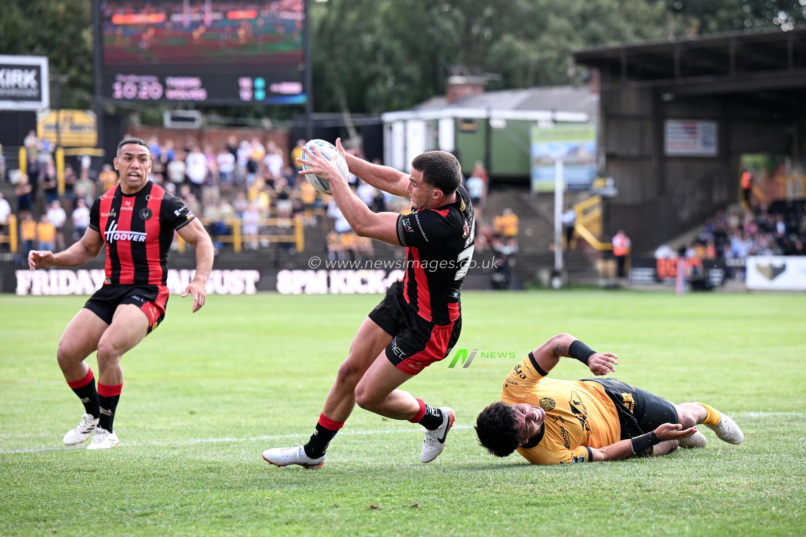 Josh Smith of Warrington Wolves catches the ball during the Betfred Super League round 21 match Castleford Tigers vs Warrington Wolves at OneBore Stadium, Castleford, Untied Kingdom on 01 August 2026

(Photo by Ben Roberts/News Images)
