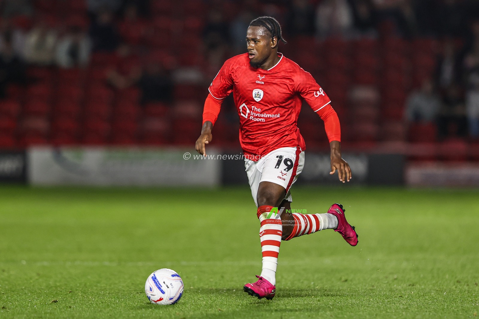 Reyes Cleary of Barnsley breaks with the ball during the Sky Bet League One match Barnsley vs Blackpool at Oakwell, Barnsley, United Kingdom on 02 September 2026

(Photo by Alfie Cosgrove/News Images)
