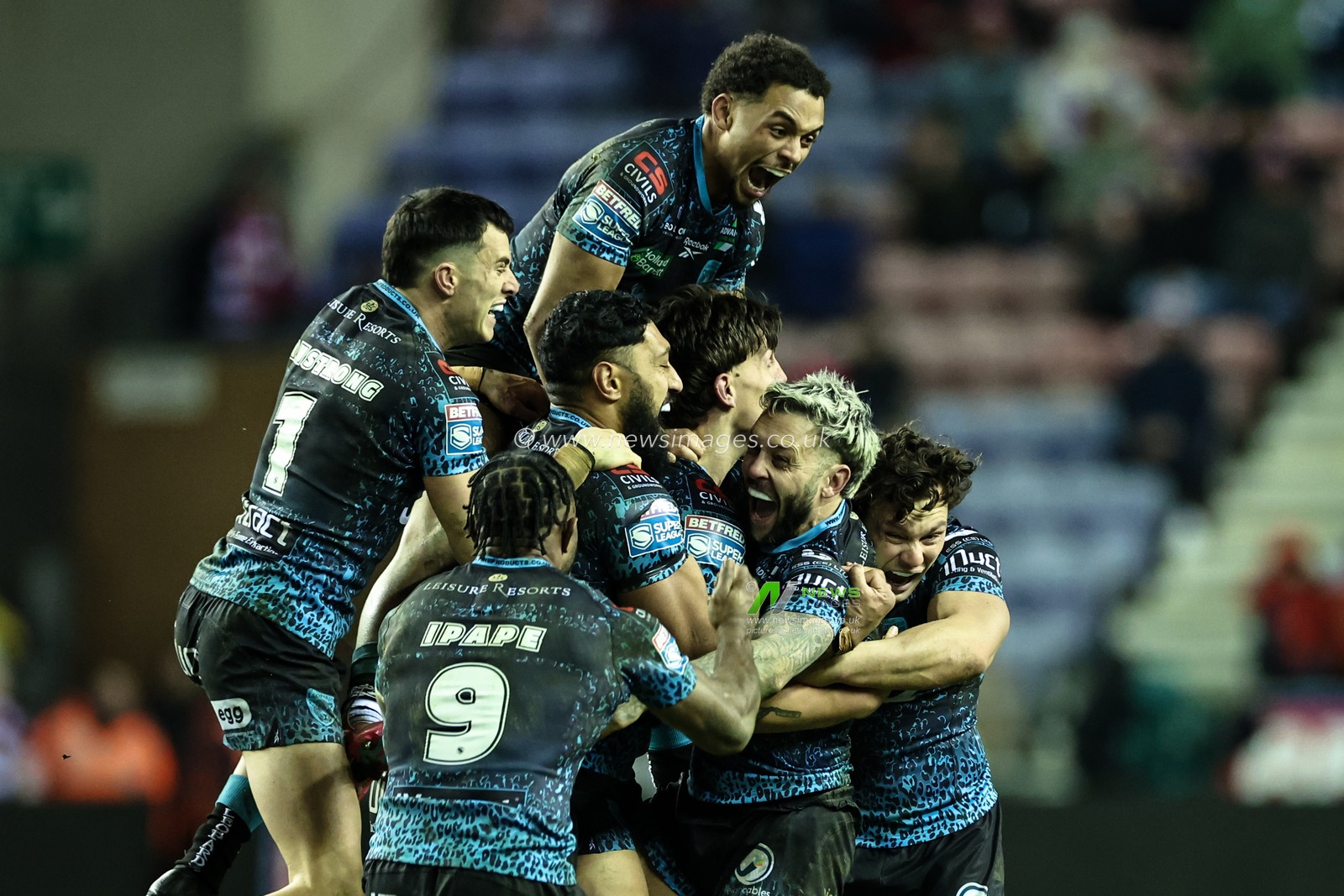Gaz O'brien of Leigh Leopards celebrates kicking the golden point through a drop goal to win the game 0-1 during the Betfred Super League Round 1 match Wigan Warriors vs Leigh Leopards at The Brick Community Stadium, Wigan, United Kingdom, 13th February 2025

(Photo by Mark Cosgrove/News Images)