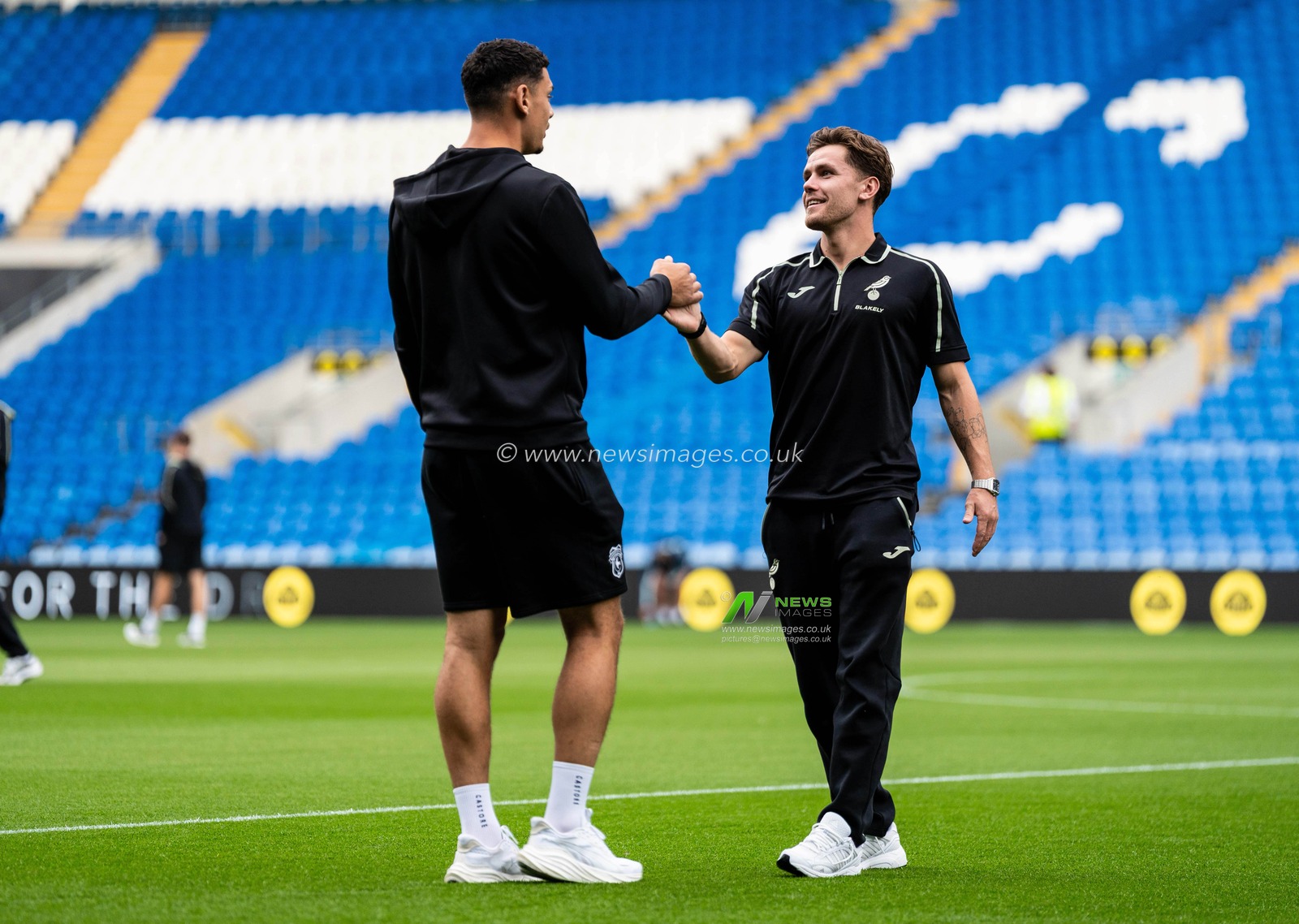 Yousef Salech of Cardiff City and Mathias Kvistgaarden of Norwich City have a chat ahead of the Carabao Cup round 2 match Cardiff City vs Norwich City at Cardiff City Stadium, Cardiff, United Kingdom on 25 August 2026

(Photo by Andrew Lewis/News Images)