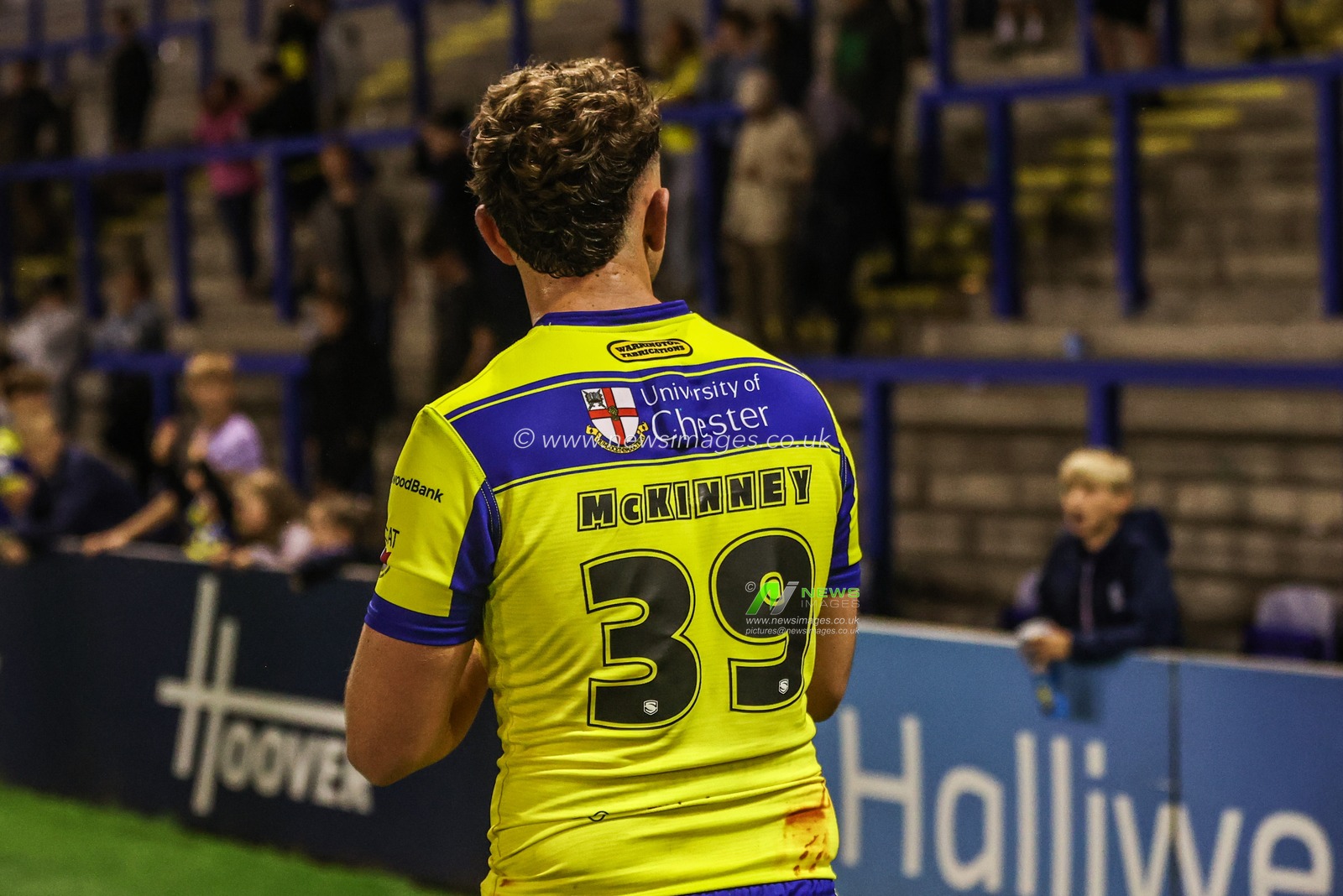 Tom McKinney of Warrington Wolves applauds the fans after the game during the Betfred Super League Round 24 match Warrington Wolves vs Salford Red Devils at Halliwell Jones Stadium, Warrington, United Kingdom, 29th August 2025

(Photo by Alfie Cosgrove/News Images)