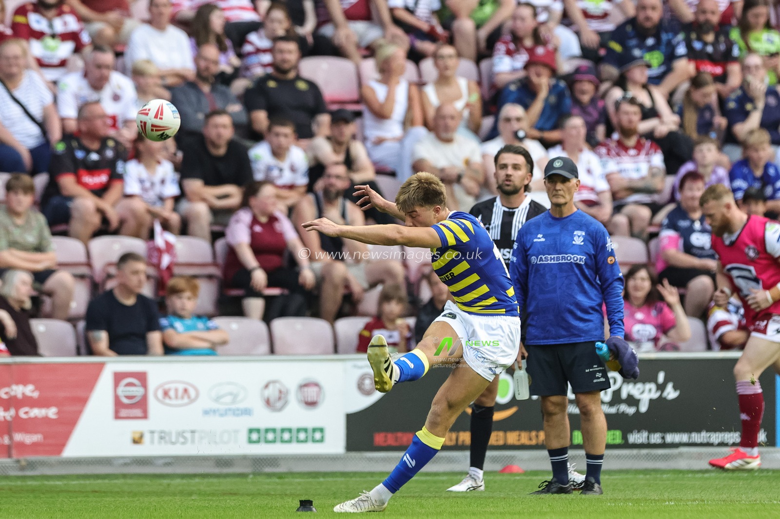 Ewan Irwin of Warrington Wolves coverts his own try during the Betfred Super League round 18 match Wigan Warriors vs Warrington Wolves at The Brick Community Stadium, Wigan, United Kingdom on 10 July 2026

(Photo by Mark Cosgrove/News Images)