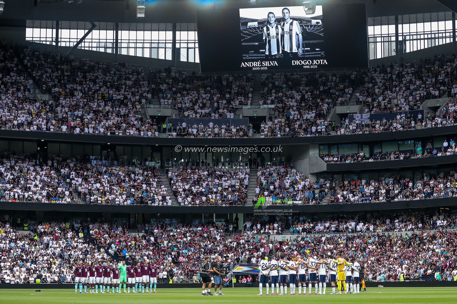 Players, match officials and fans take part in a minutes silence for Andre Silva and Diogo Jota prior to the Premier League match Tottenham Hotspur vs Burnley at Tottenham Hotspur Stadium, London, United Kingdom, 16th August 2025

(Photo by Izzy Poles/News Images)