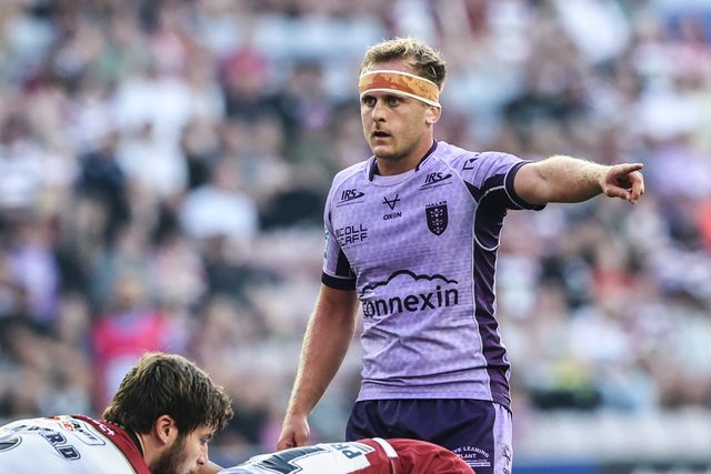 Jez Litten of Hull KR gives team mates instructions during the Betfred Super League round 22 match Wigan Warriors vs Hull KR at The Brick Community Stadium, Wigan, United Kingdom, 15th August 2025

(Photo by Alfie Cosgrove/News Images)