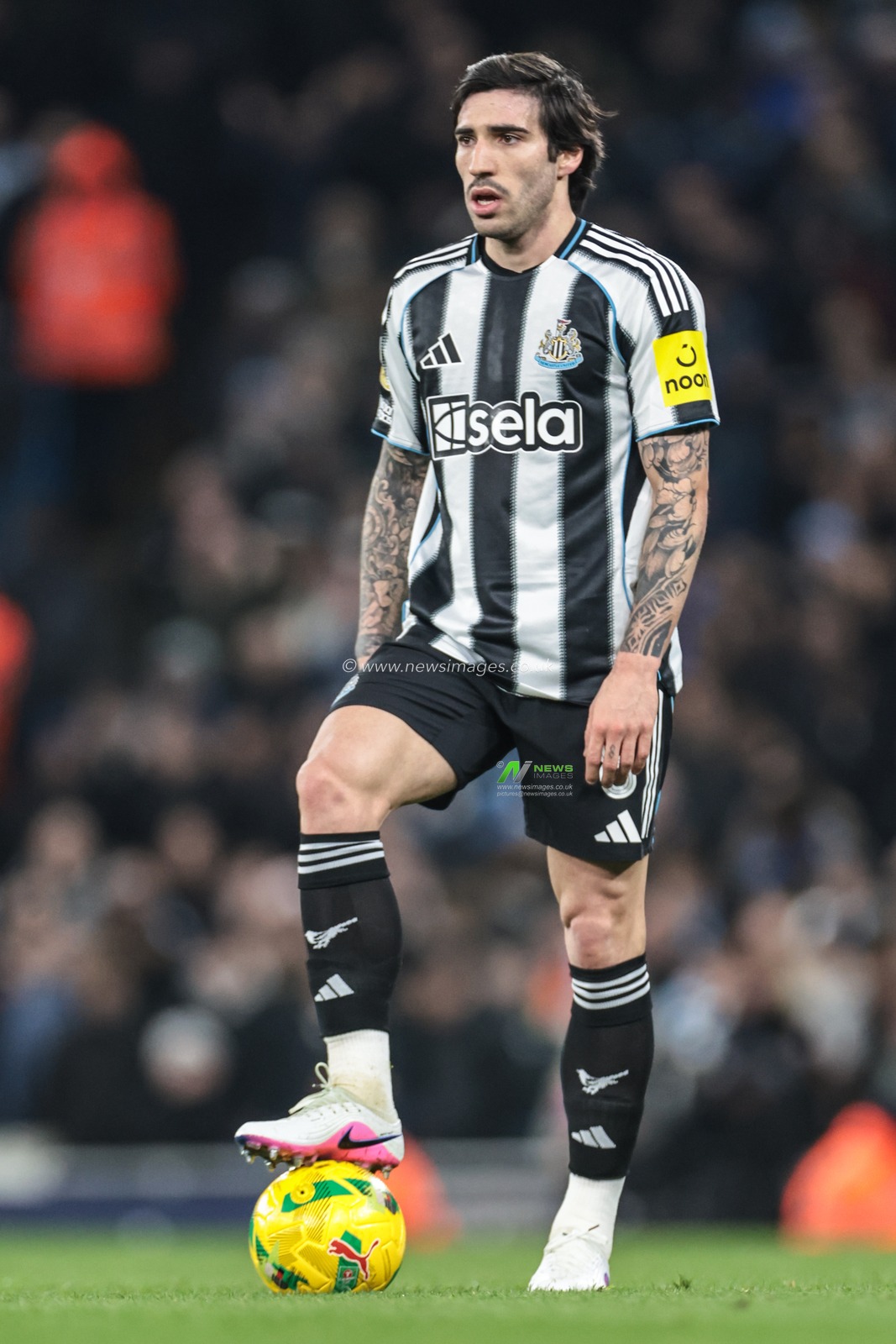 Sandro Tonali of Newcastle Untied during the Carabao Cup Semi-Final second leg match Manchester City vs Newcastle United at Etihad Stadium, Manchester, United Kingdom, 4th February 2026

(Photo by Mark Cosgrove/News Images)