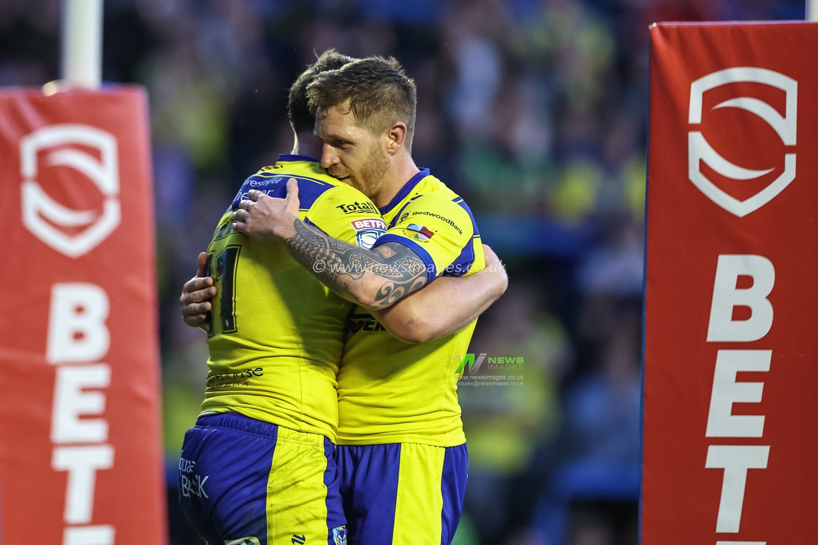 Ben Currie of Warrington Wolves celebrates his try with Marc Sneyd of Warrington Wolves during the Betfred Super League Round 13 match Warrington Wolves vs Castleford Tigers at Halliwell Jones Stadium, Warrington, United Kingdom, 30th May 2025

(Photo by Mark Cosgrove/News Images)