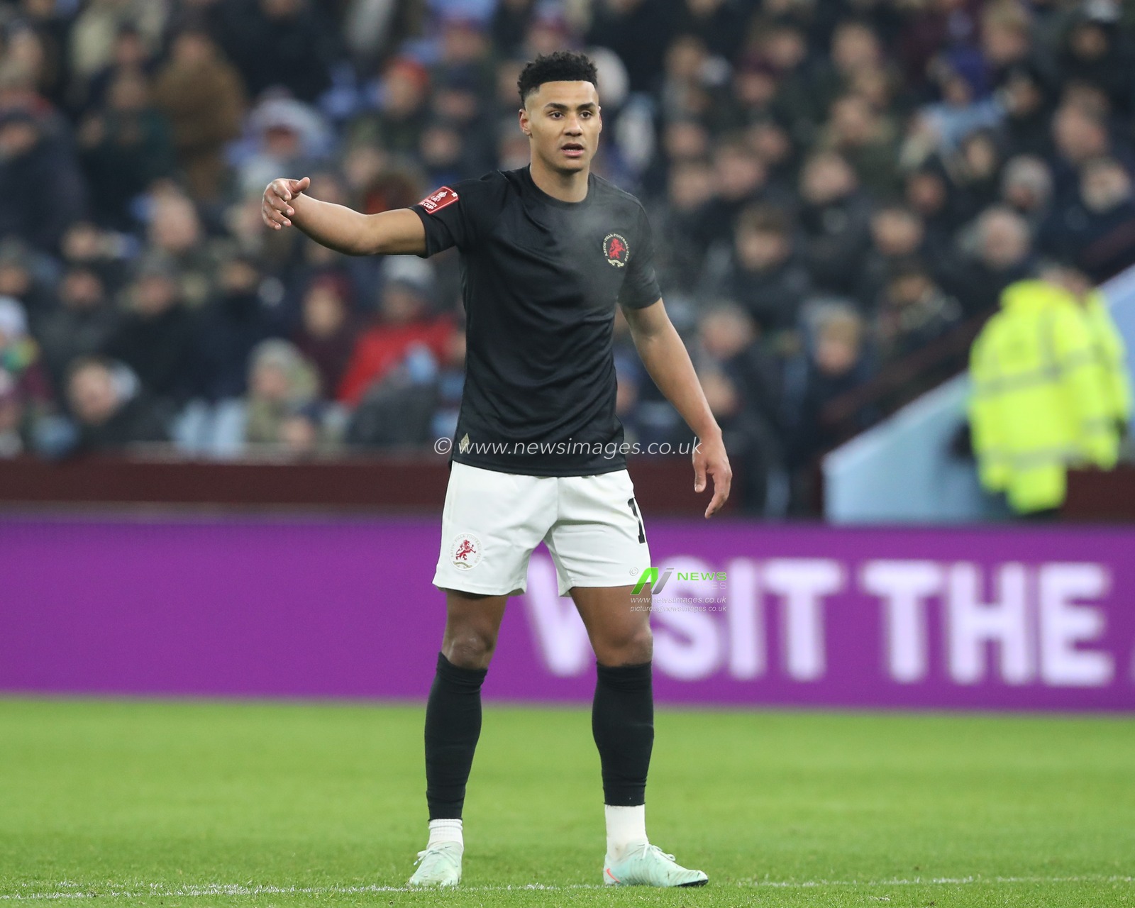 Ollie Watkins of Aston Villa gives his team instructions during the Emirates FA Cup 3rd Round match Aston Villa vs West Ham United at Villa Park, Birmingham, United Kingdom, 10th January 2025

(Photo by Gareth Evans/News Images)