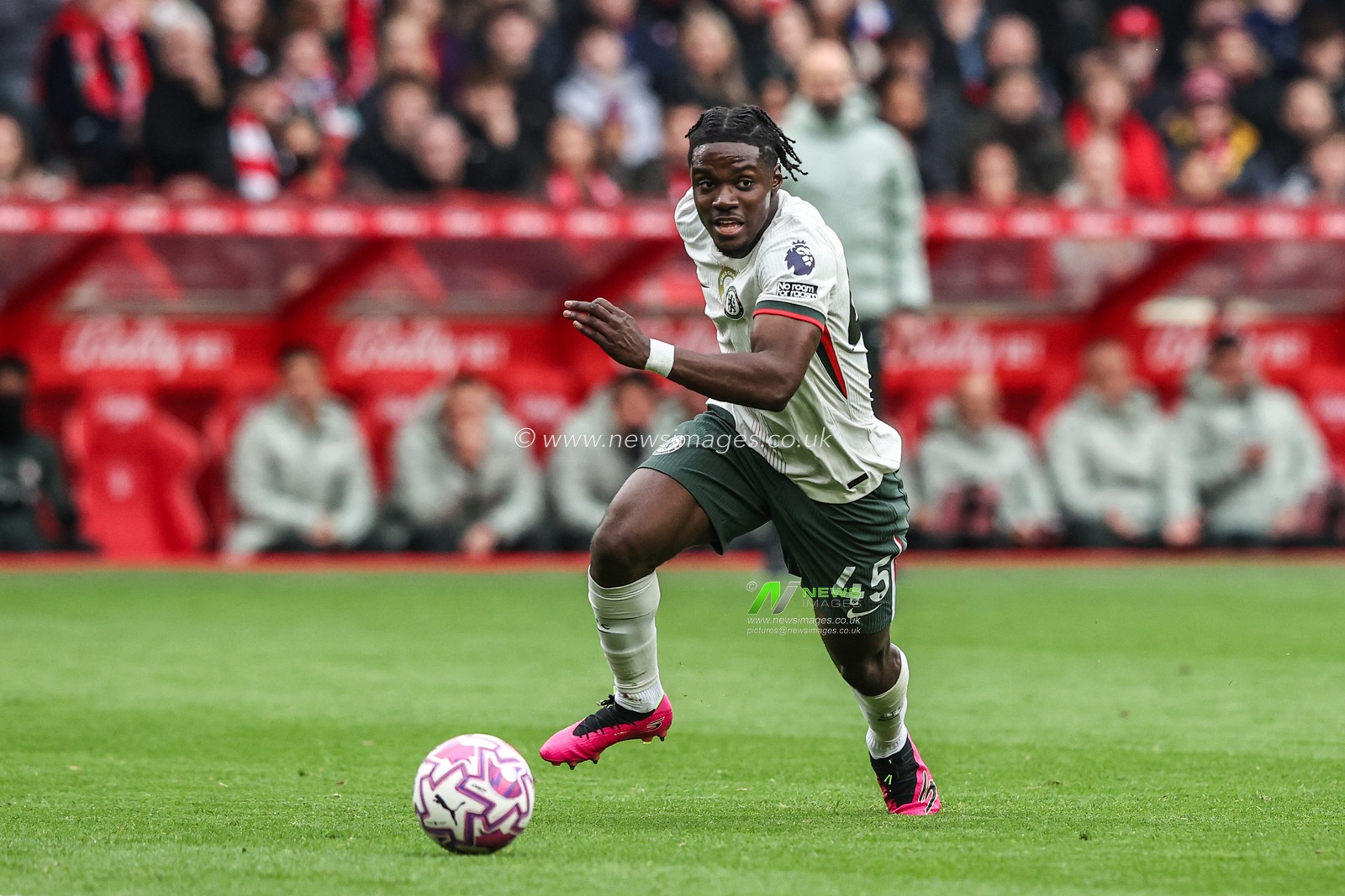 Romeo Lavia of Chelsea chases a pass from Taiwo Awoniyi of Nottingham Forest during the Premier League match Nottingham Forest vs Chelsea at City Ground, Nottingham, United Kingdom, 18th October 2025

(Photo by Alfie Cosgrove/News Images)