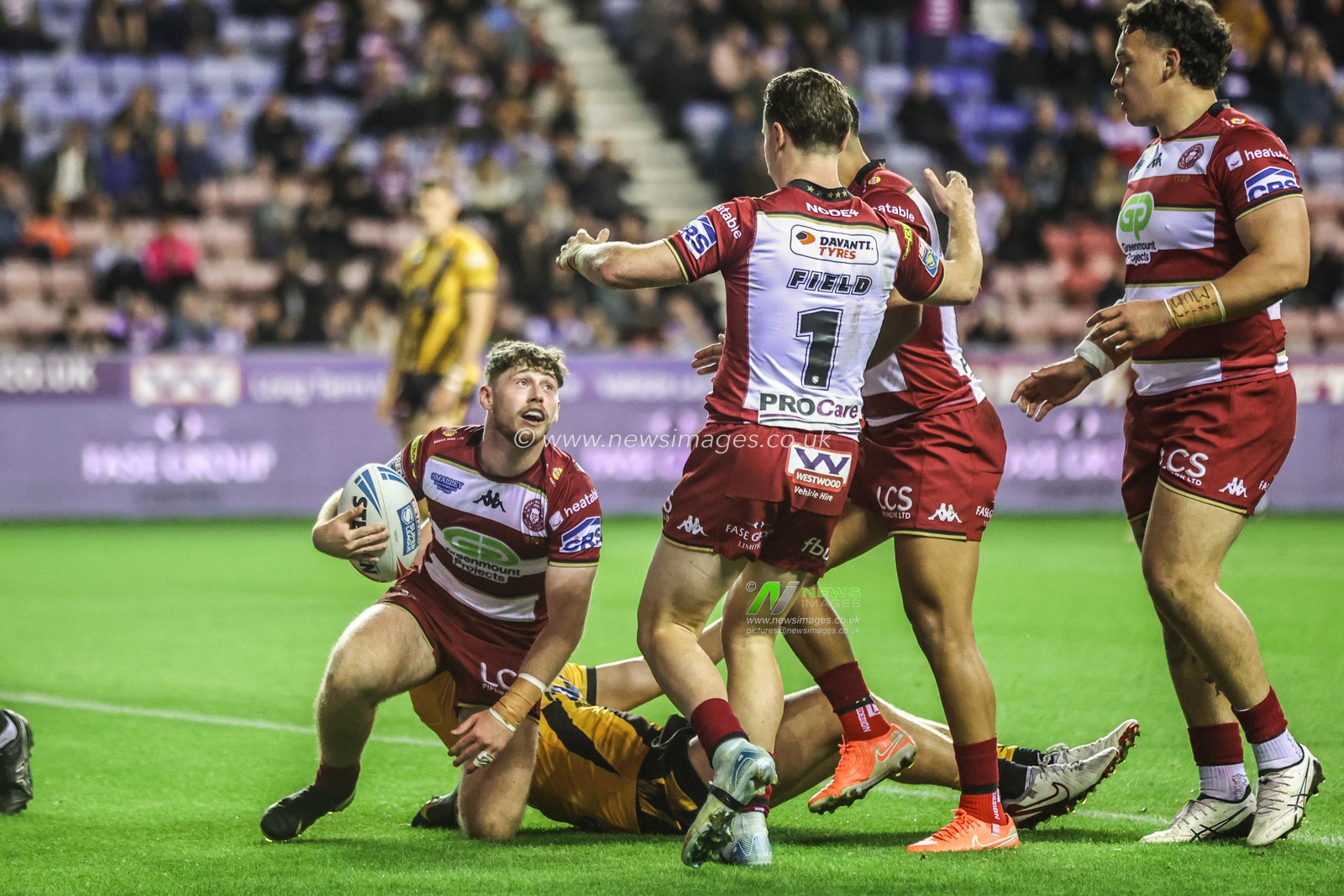 Jack Farrimond of Wigan Warriors celebrates his try to make it 26-0 during the Betfred Super League Round 26 match Wigan Warriors vs Castleford Tigers at The Brick Community Stadium, Wigan, United Kingdom, 12th September 2025

(Photo by Alfie Cosgrove/News Images)