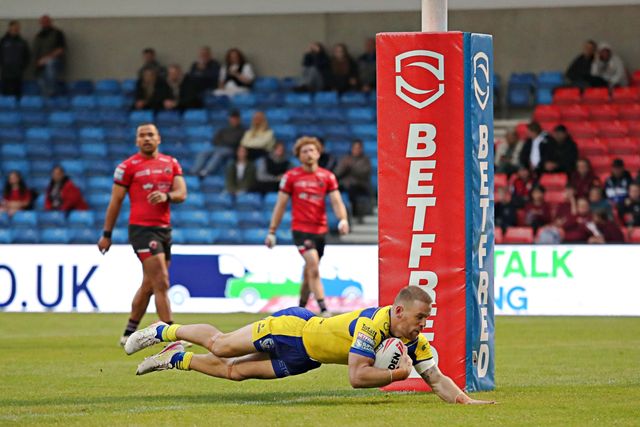Matt Dufty of Warrington Wolves scores the opneing try during the Betfred Super League round 17 match Salford Red Devils vs Warrington Wolves at Salford Community Stadium, Eccles, United Kingdom, 4th July 2025

(Photo by Sam Eaden/News Images)