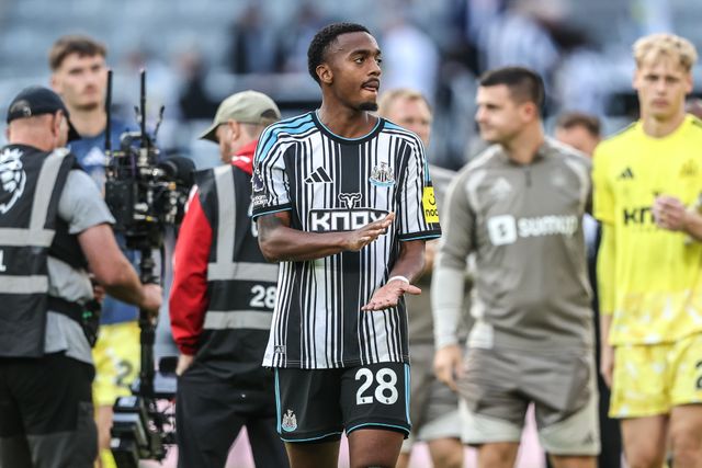 Joe Willock of Newcastle United applauds the fans after the game during the Premier League match Newcastle Untied vs Liverpool at St. James's Park, Newcastle, United Kingdom on 23 August 2026

(Photo by Alfie Cosgrove/News Images)