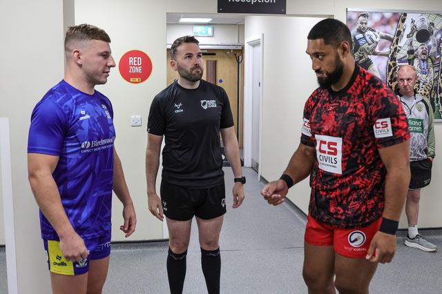 Coin toss with George Williams of Warrington Wolves during the Betfred Super League Round 20 Leigh Leopards vs Warrington Wolves at Leigh Sports Village, Leigh, United Kingdom, 1st August 2025

(Photo by Mark Cosgrove/News Images)