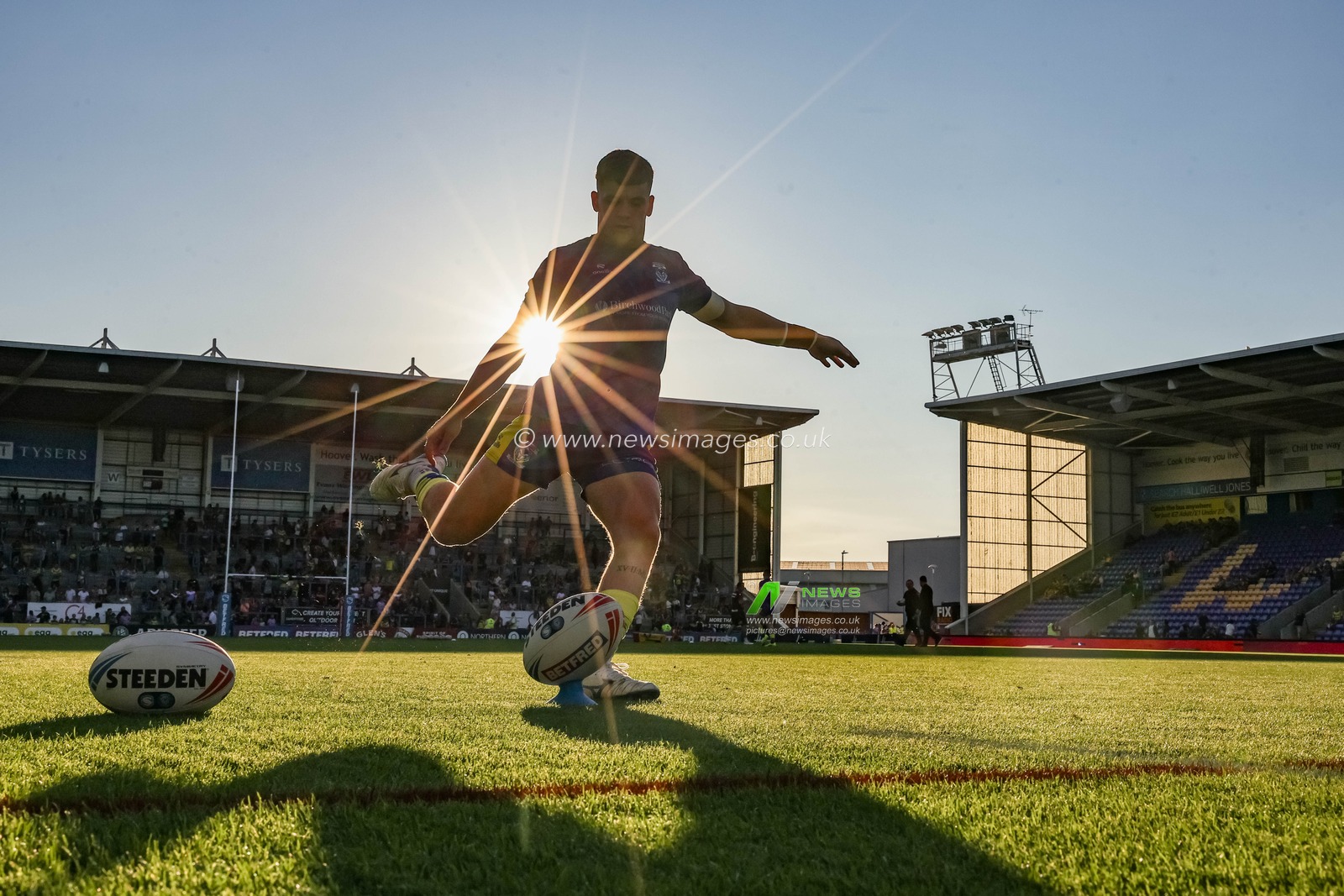 Josh Thewlis of Warrington Wolves in the pre-game warm up during the Betfred Super League Round 22 match Warrington Wolves vs Catalans Dragons at Halliwell Jones Stadium, Warrington, United Kingdom, 14th August 2025

(Photo by Mark Cosgrove/News Images)