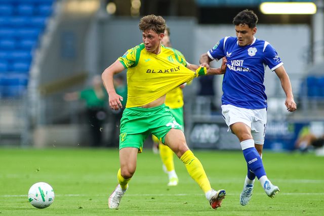 Oscar Schwartau of Norwich City under pressure from Alex Robertson of Cardiff City during the Carabao Cup round 2 match Cardiff City vs Norwich City at Cardiff City Stadium, Cardiff, United Kingdom on 25 August 2026

(Photo by Andrew Lewis/News Images)