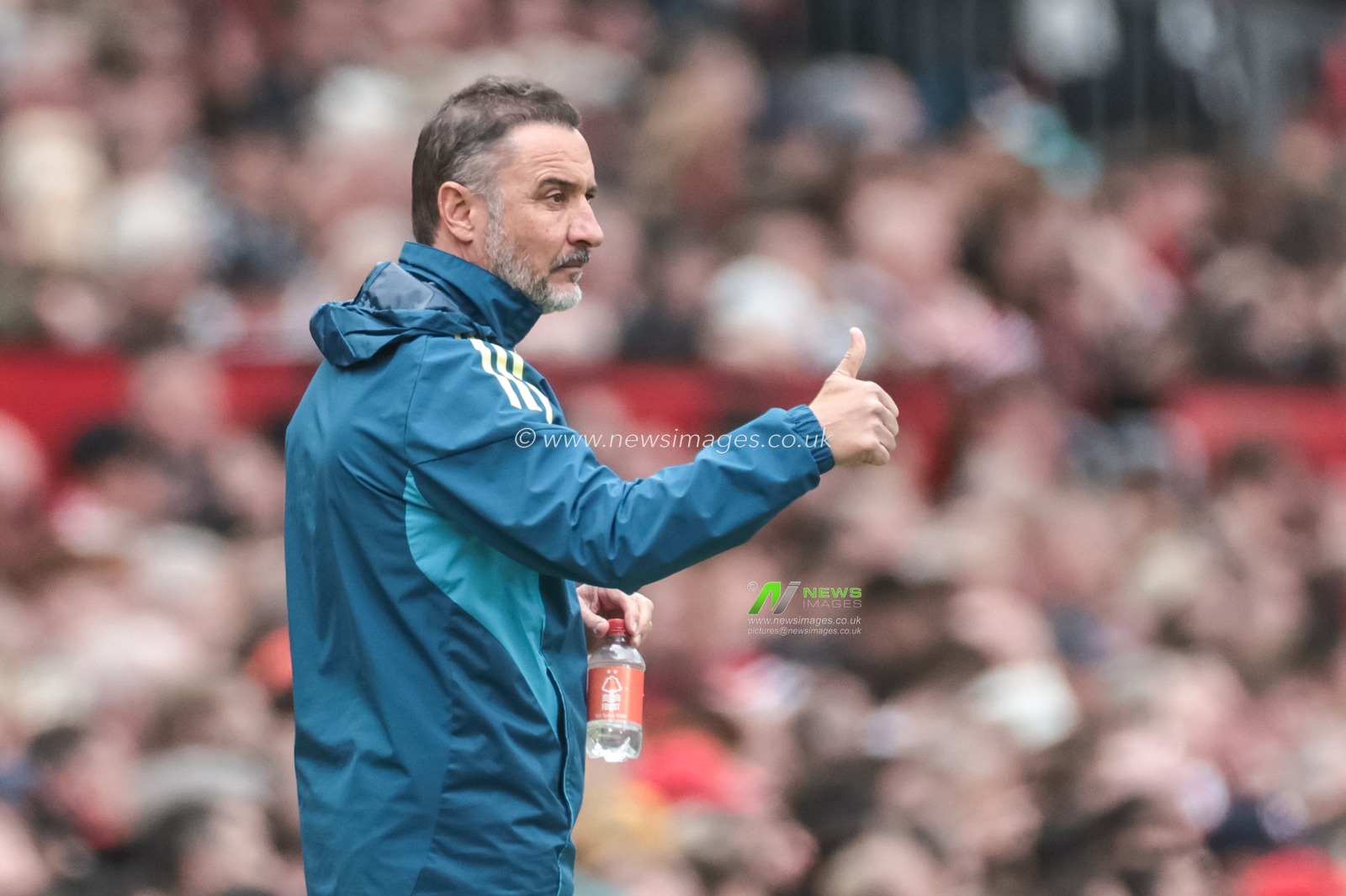 Vitor Pereira manager of Nottingham Forest gives players the thumbs-up during the Premier League match Manchester United vs Nottingham Forest at Old Trafford, Manchester, United Kingdom on 17 May 2026

(Photo by Mark Cosgrove/News Images)