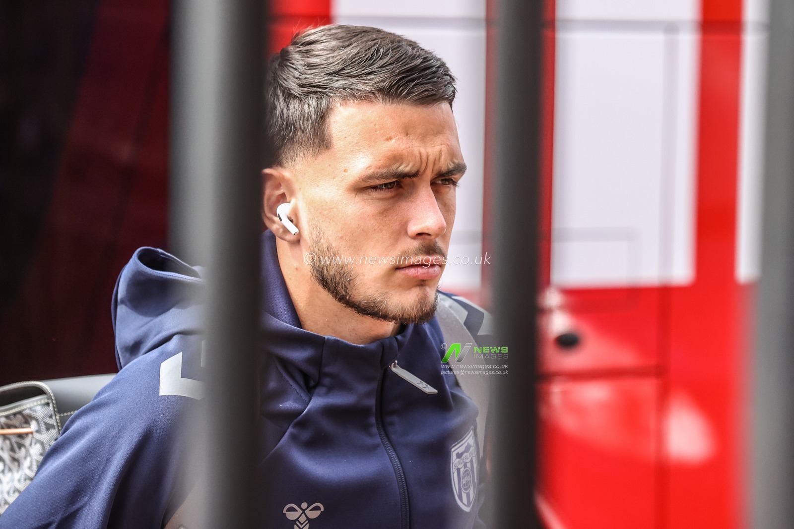 Enzo Le FÃ©e of Sunderland arrives during the Premier League match Sunderland vs West Ham United at Stadium Of Light, Sunderland, United Kingdom, 16th August 2025

(Photo by Alfie Cosgrove/News Images)