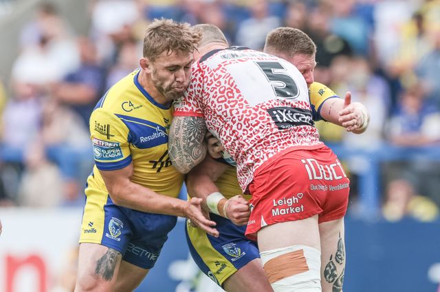 Josh Charley of Leigh Leopards is tackled by Sam Powell and Luke Yates of Warrington Wolves during the Betfred Super League Round 25 match Warrington Wolves vs Leigh Leopards at Halliwell Jones Stadium, Warrington, United Kingdom, 6th September 2025

(Photo by Mark Cosgrove/News Images)