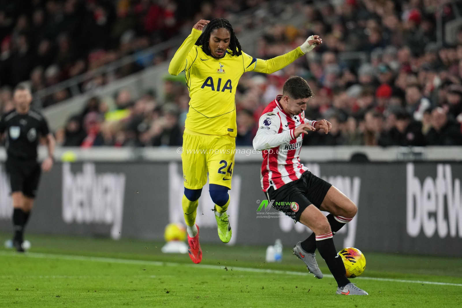 Djed Spence of Tottenham Hotspur and Yehor Yarmolyuk of Brentford during the Premier League match Brentford vs Tottenham Hotspur at The Gtech Community Stadium, London, United Kingdom, 1st January 2026

(Photo by Harvey Murphy/News Images)

*** GER AUT SUI OUT ***