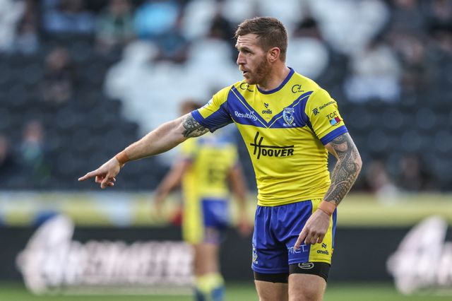 Marc Sneyd of Warrington Wolves gives team mates instructions during the Betfred Super League Round 26 match Hull FC vs Warrington Wolves at MKM Stadium, Hull, United Kingdom, 13th September 2025

(Photo by Alfie Cosgrove/News Images)