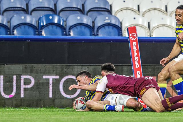 Josh Smith of Warrington Wolves goes over for a try during the Betfred Super League round 10 match Huddersfield Giants vs Warrington Wolves at Accu Stadium, Huddersfield, United Kingdom on 02 May 2026

(Photo by Alfie Cosgrove/News Images)
