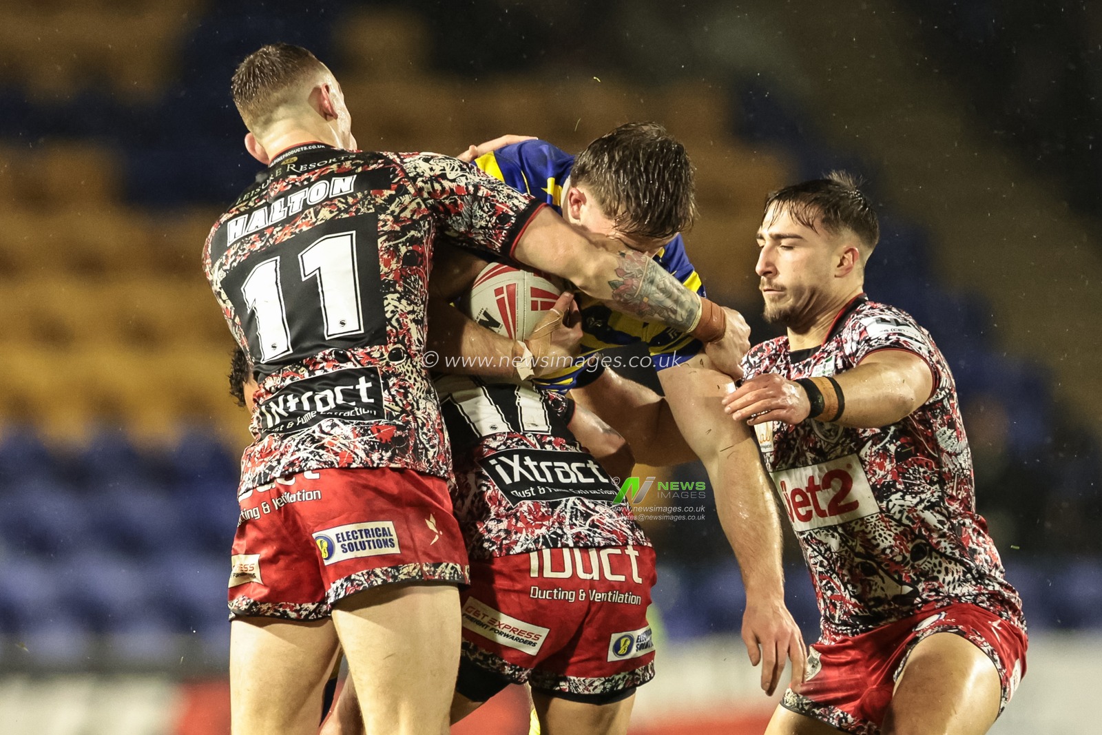 Luke Thomas of Warrington Wolves is tackled by Liam Horne of Leigh Leopards during the Pre Season match Warrington Wolves vs Leigh Leopards at Halliwell Jones Stadium, Warrington, United Kingdom, 30th January 2026

(Photo by Mark Cosgrove/News Images)