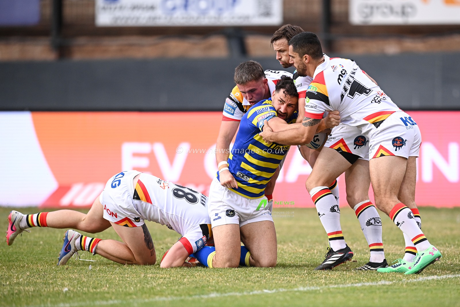 Toby King of Warrington Wolves whilst under pressure during the Betfred Super League round 22 match Bradford Bulls vs Warrington Wolves at Odsal Stadium, Bradford, United Kingdom on 08 August 2026

(Photo by Ben Roberts/News Images)