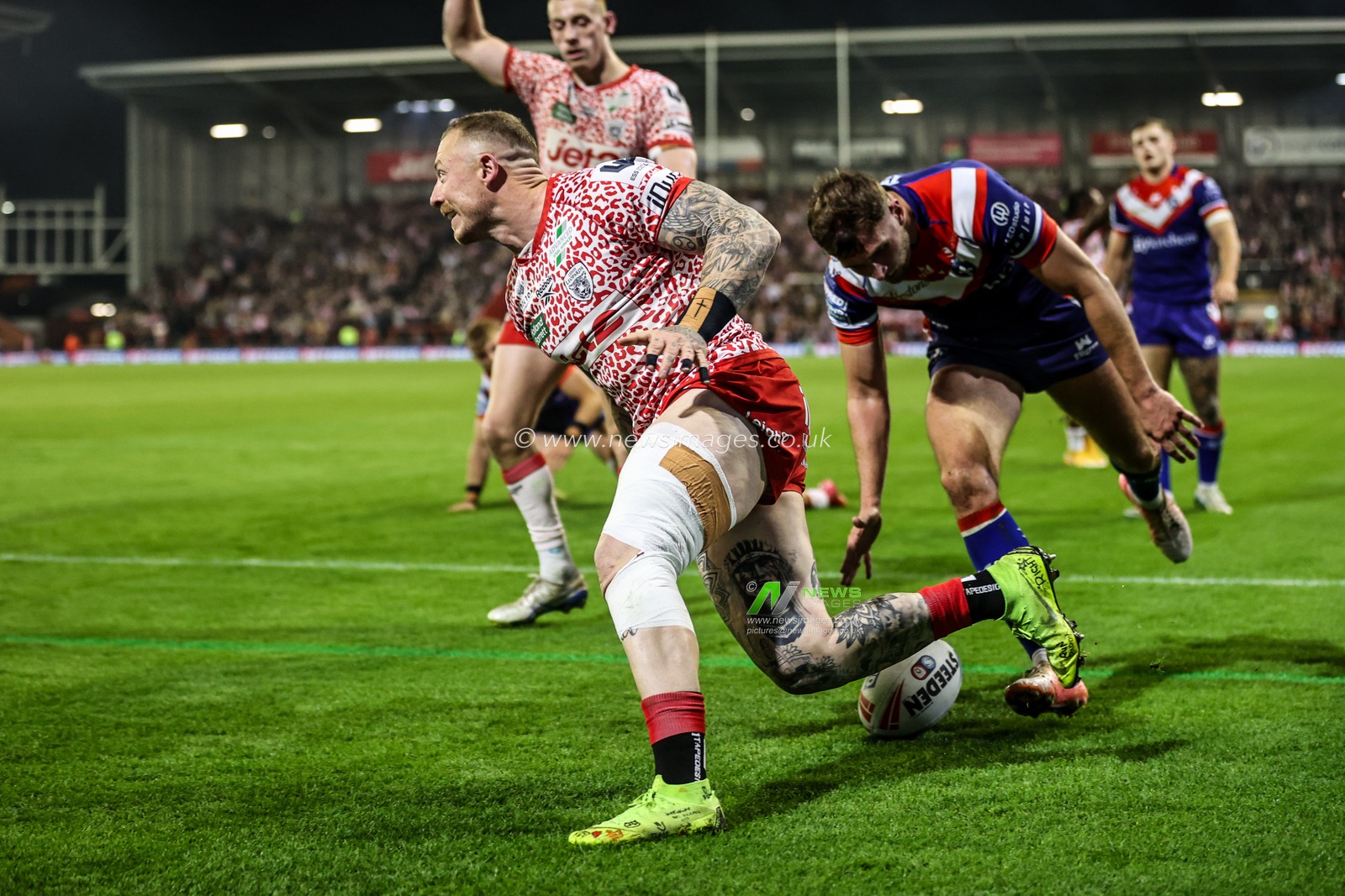 Josh Charley of Leigh Leopards goes over for a try making it 16-0 during the Betfred Super League play-off Eliminator 1 match Leigh Leopards vs Wakefield Trinity at Progress With Unity Stadium, Leigh, United Kingdom, 26th September 2025

(Photo by Alfie Cosgrove/News Images)