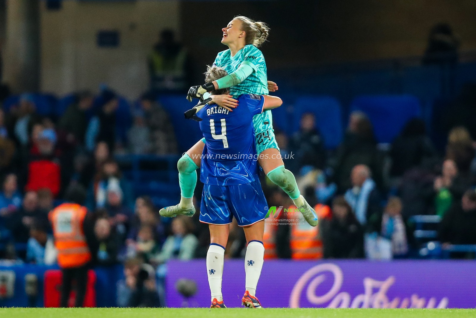 Millie Bright and Hannah Hampton of Chelsea Women celebrates the teams win following the Barclays Women's Super League match Chelsea FC Women vs Manchester City Women at Stamford Bridge, London, United Kingdom, 16th November 2024

(Photo by Izzy Poles/News Images)