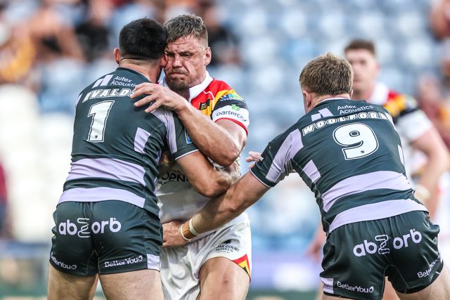 Ryan Sutton of Bradford Bulls is tackled by Niall Evalds of Huddersfield Giants and Zac Woolford of Huddersfield Giants during the Betfred Super League round 18 match Huddersfield Giants vs Bradford Bulls at Accu Stadium, Huddersfield, United Kingdom on 10 July 2026

(Photo by Alfie Cosgrove/News Images)