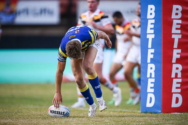 Ewan Irwin of Warrington Wolves scores his team's seventh try during the Betfred Super League round 22 match Bradford Bulls vs Warrington Wolves at Odsal Stadium, Bradford, United Kingdom on 08 August 2026

(Photo by Ben Roberts/News Images)