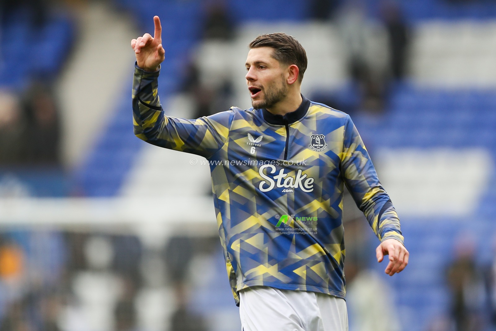 James Tarkowski of Everton warms up prior to the Premier League match West Ham United vs Crystal Palace at London Stadium, London, United Kingdom, 18th January 2025

(Photo by Izzy Poles/News Images)