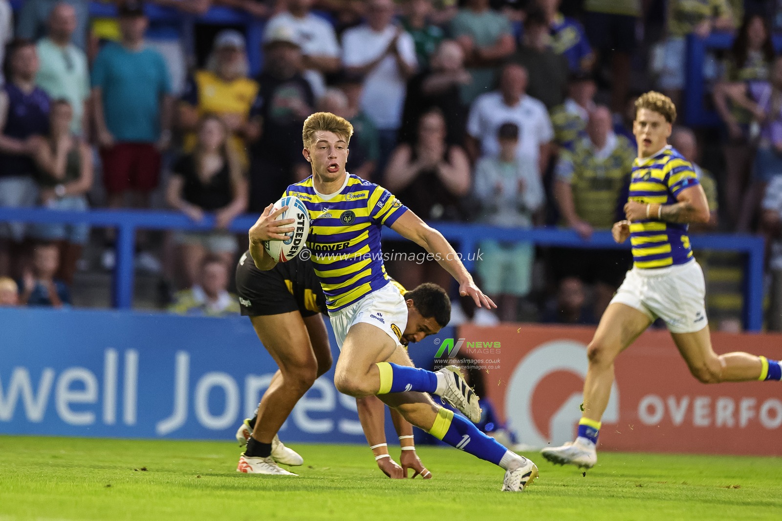 Ewan Irwin of Warrington Wolves breaks and runs on to score a try during the Betfred Super League round 23 match Warrington Wolves vs York Knights at The Halliwell Jones Stadium, Warrington, United Kingdom on 13 August 2026

(Photo by Mark Cosgrove/News Images)