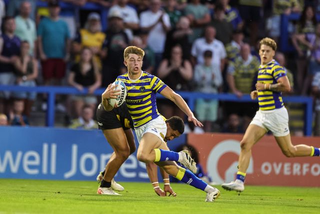 Ewan Irwin of Warrington Wolves breaks and runs on to score a try during the Betfred Super League round 23 match Warrington Wolves vs York Knights at The Halliwell Jones Stadium, Warrington, United Kingdom on 13 August 2026

(Photo by Mark Cosgrove/News Images)