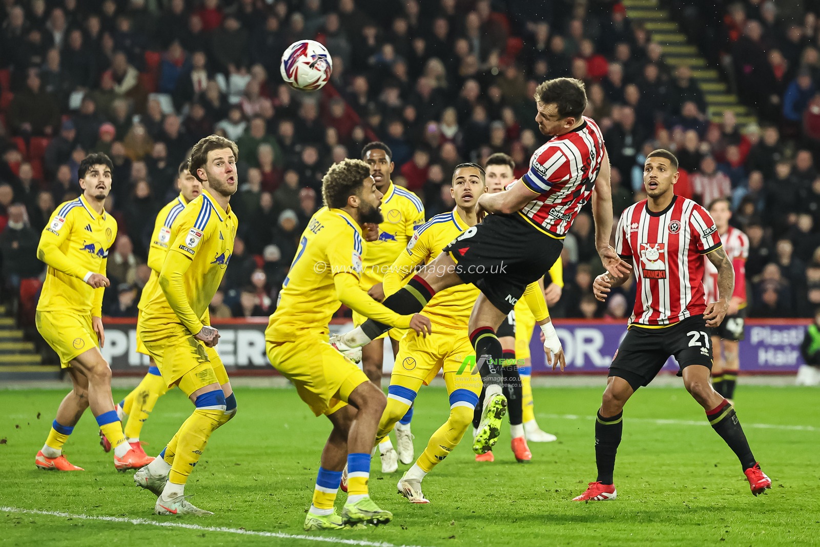 Jack Robinson of Sheffield United heads on goal during the Sky Bet Championship match Sheffield United vs Leeds United at Bramall Lane, Sheffield, United Kingdom, 24th February 2025

(Photo by Mark Cosgrove/News Images)