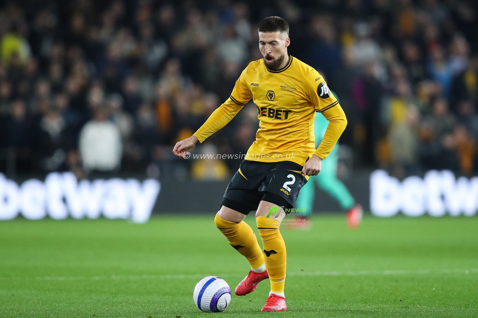 Matt Doherty of Wolverhampton Wanderers goes forward with the ball during the Premier League match Wolverhampton Wanderers vs Everton at Molineux, Wolverhampton, United Kingdom, 8th March 2025

(Photo by Gareth Evans/News Images)