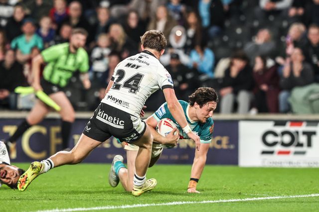 Jake Davies of St Helens goes over for a try during the Betfred Super League round 8 match Hull FC vs St Helens at MKM Stadium, Hull, United Kingdom on 16 April 2026

(Photo by Alfie Cosgrove/News Images)