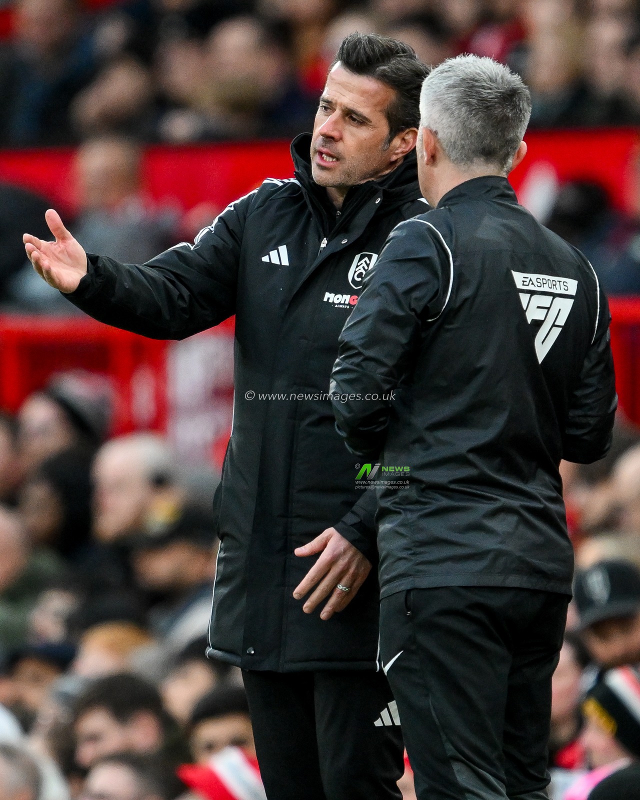 Marco Silva of Fulham speaks to Darren Bond (4th official) during the Emirates FA Cup 5th Round match Manchester United vs Fulham at Old Trafford, Manchester, United Kingdom, 2nd March 2025

(Photo by Craig Thomas/News Images)