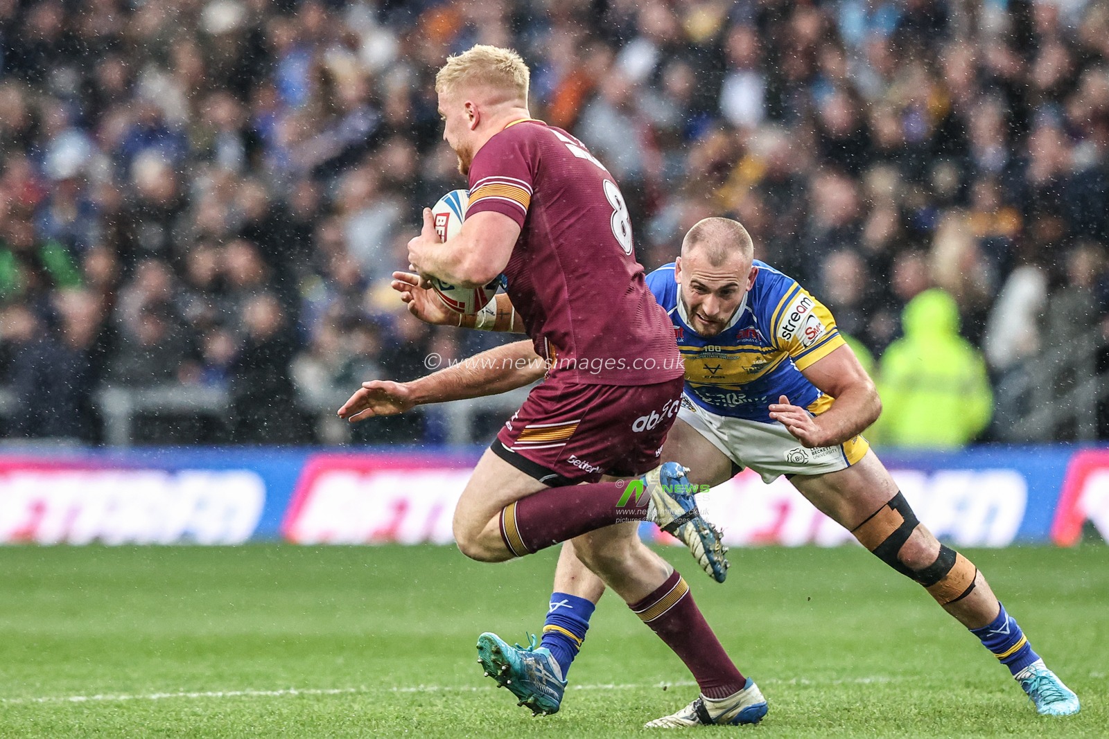 Oliver Wilson of Huddersfield Giants evades a tackle from Jarrod O'Connor of Leeds Rhinos during the Betfred Super League Round 8 match Leeds Rhinos vs Huddersfield Giants at Headingley Stadium, Leeds, United Kingdom, 18th April 2025

(Photo by Alfie Cosgrove/News Images)
