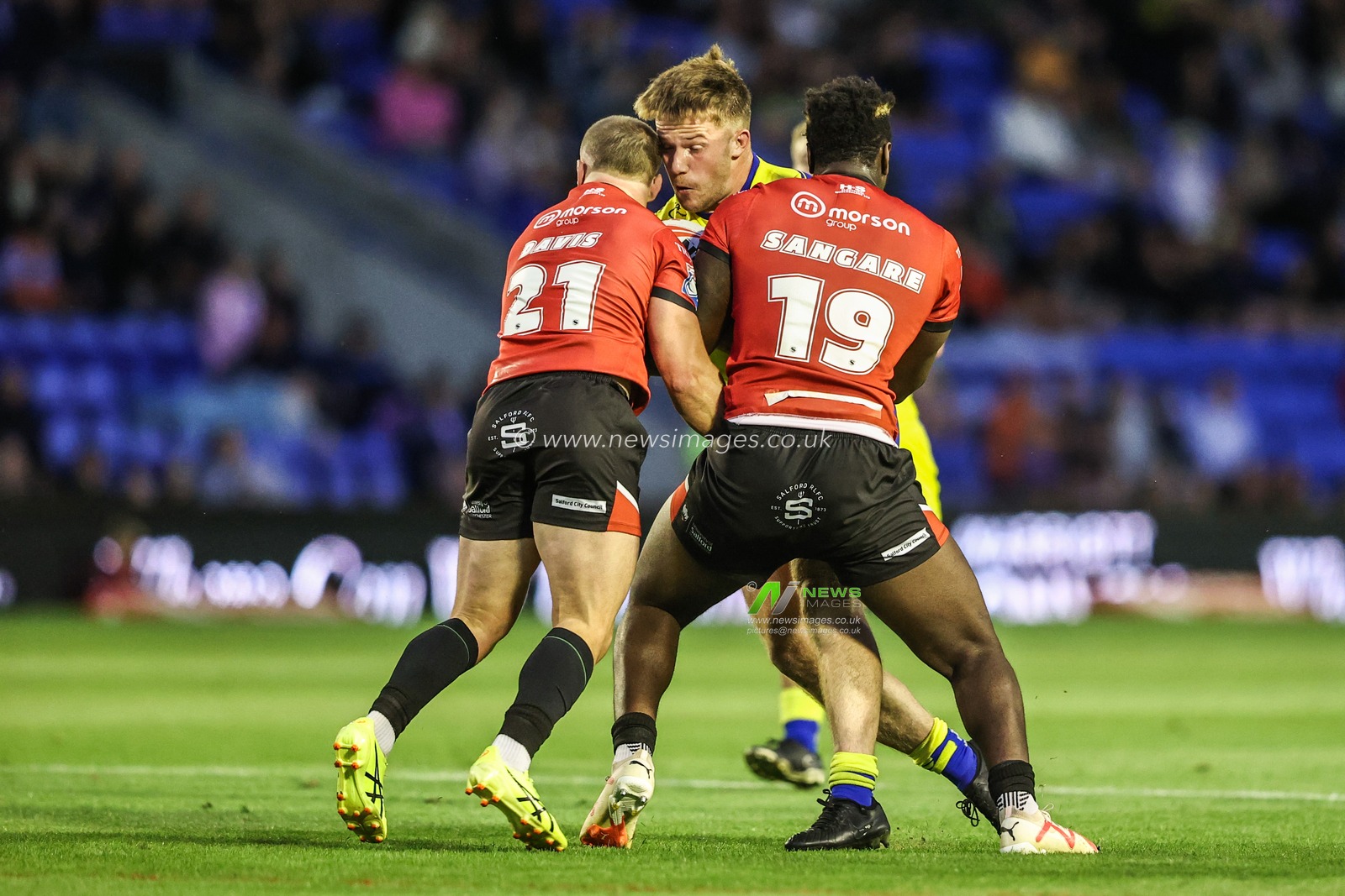Luke Thomas of Warrington Wolves is tackled during the Betfred Super League Round 24 match Warrington Wolves vs Salford Red Devils at Halliwell Jones Stadium, Warrington, United Kingdom, 29th August 2025

(Photo by Alfie Cosgrove/News Images)