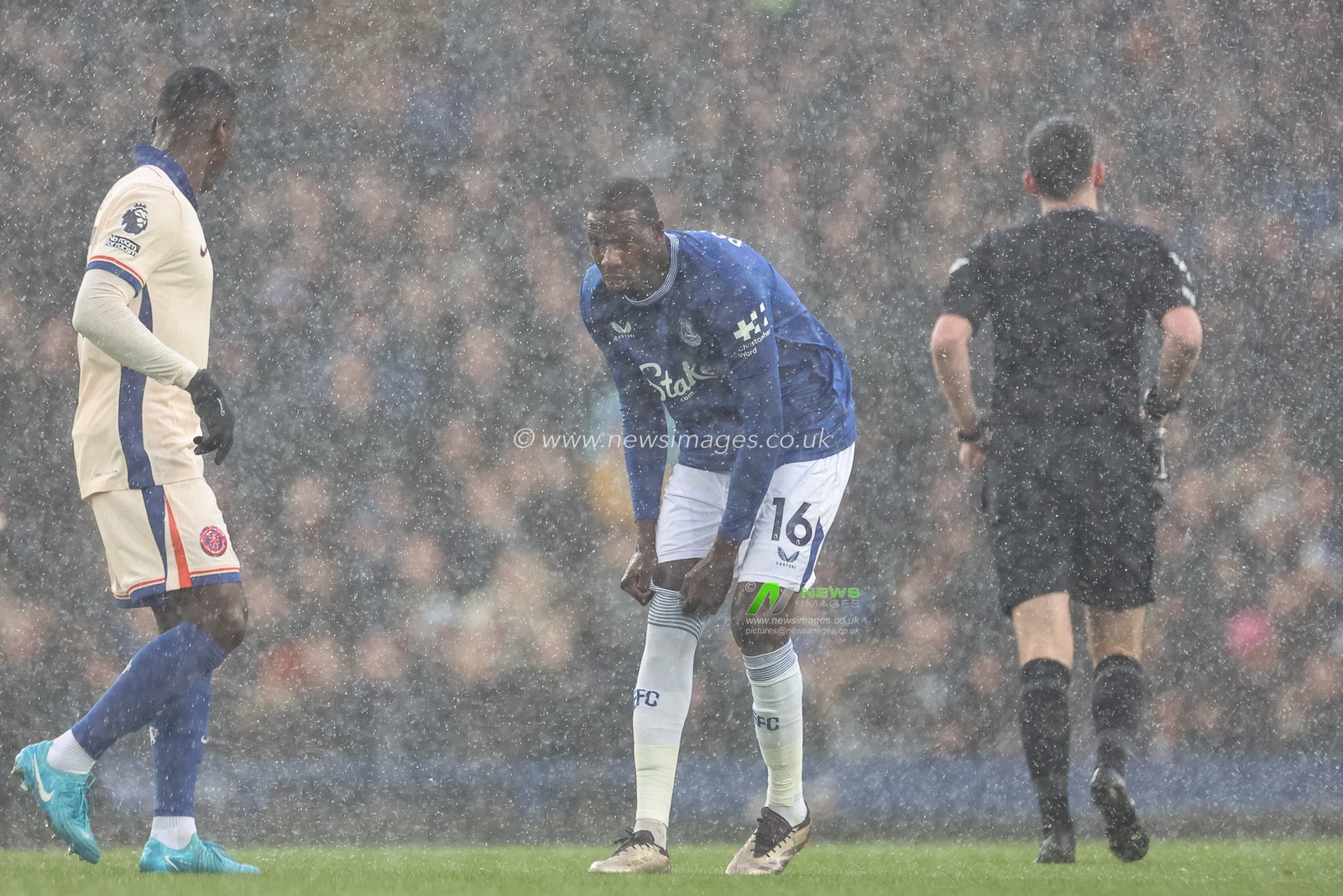 Abdoulaye DoucourÃ© of Everton pulls up his socks during a hale storm during the Premier League match Everton vs Chelsea at Goodison Park, Liverpool, United Kingdom, 22nd December 2024

(Photo by Mark Cosgrove/News Images)