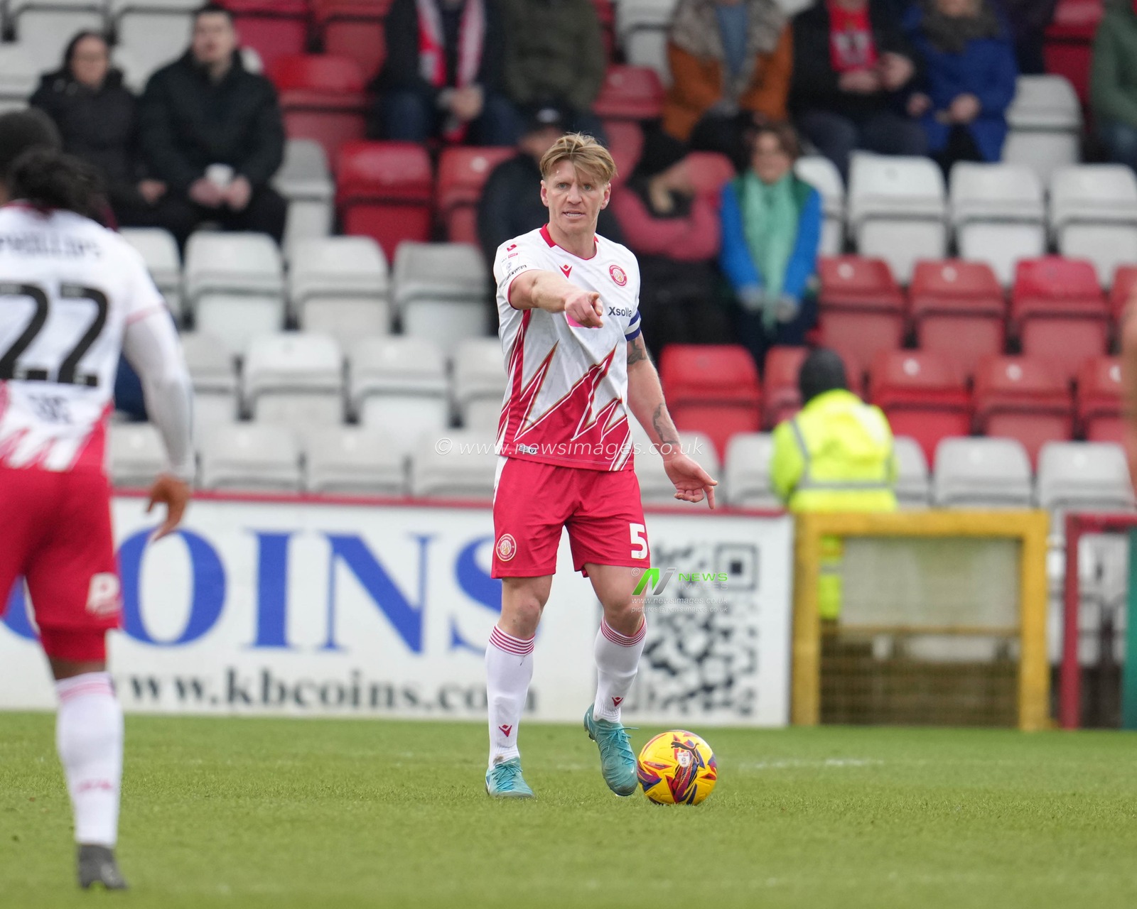 Carl Piergianni of Stevenage giving instructions whilst on the ball during the Sky Bet League 1 match Stevenage vs Exeter City at Lamex Stadium, Stevenage, United Kingdom, 1st February 2025

(Photo by Harvey Murphy/News Images)