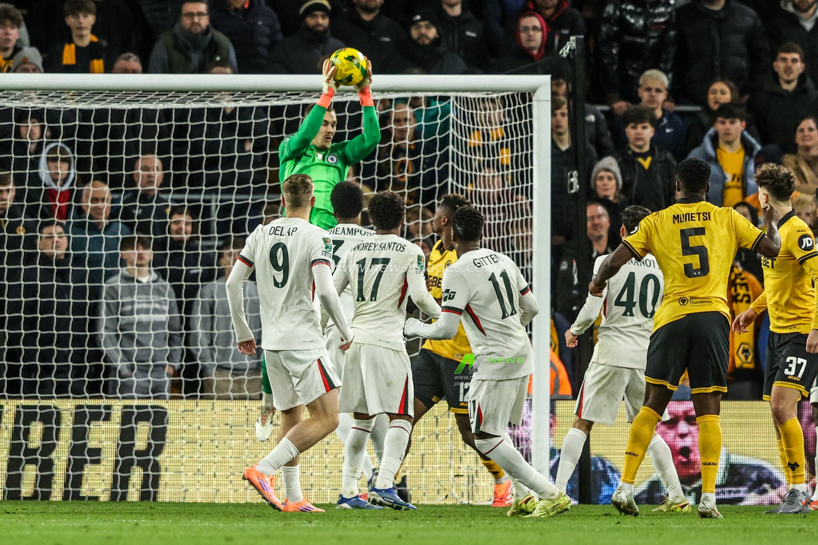 Chelsea goalkeeper Filip Jorgensen collects the ball from a corner during the Carabao Cup Last 16 Wolverhampton Wanderers vs Chelsea at Molineux, Wolverhampton, United Kingdom, 29th October 2025

(Photo by Alfie Cosgrove/News Images)

*** GER AUT SUI OUT ***